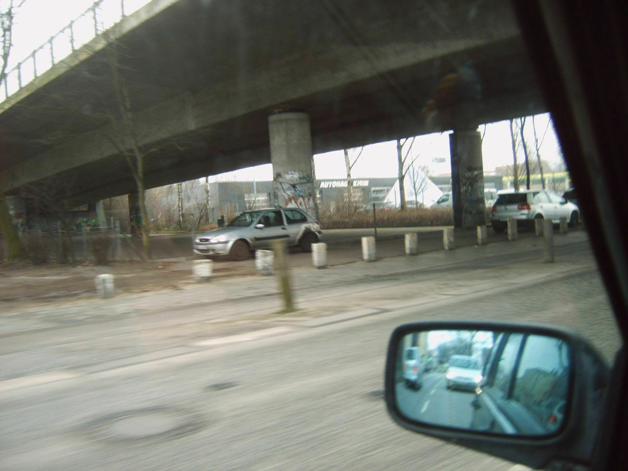 Der Schrottplatz - Spiegelsymmetrisch des Showrooms