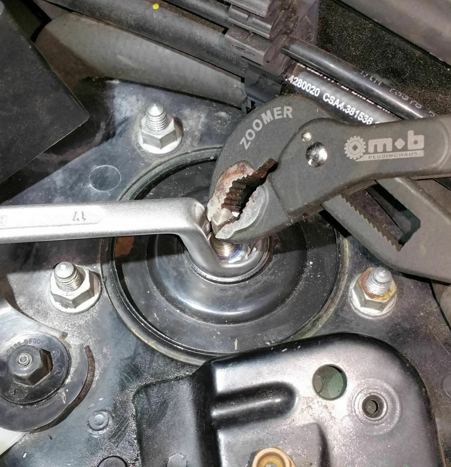 Stoßdämpferausbau Federbein zerlegen