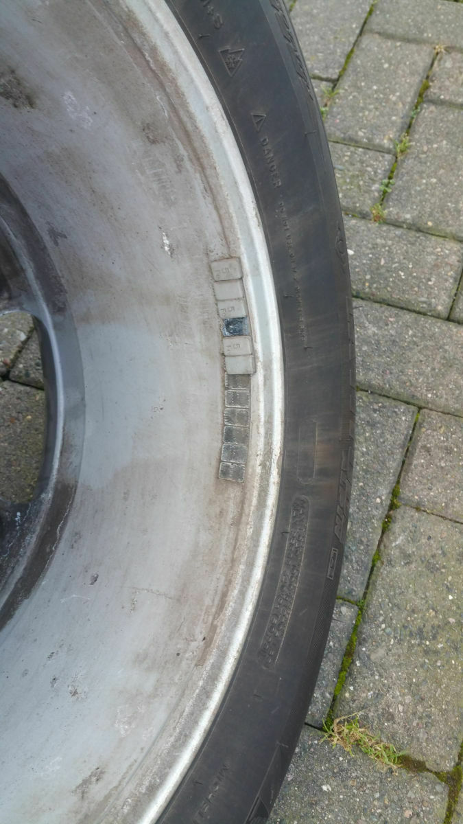 Touareg brummt, dröhnt bei hohem Tempo