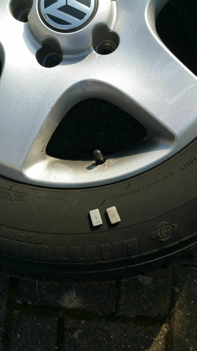 Touareg brummt, dröhnt bei hohem Tempo