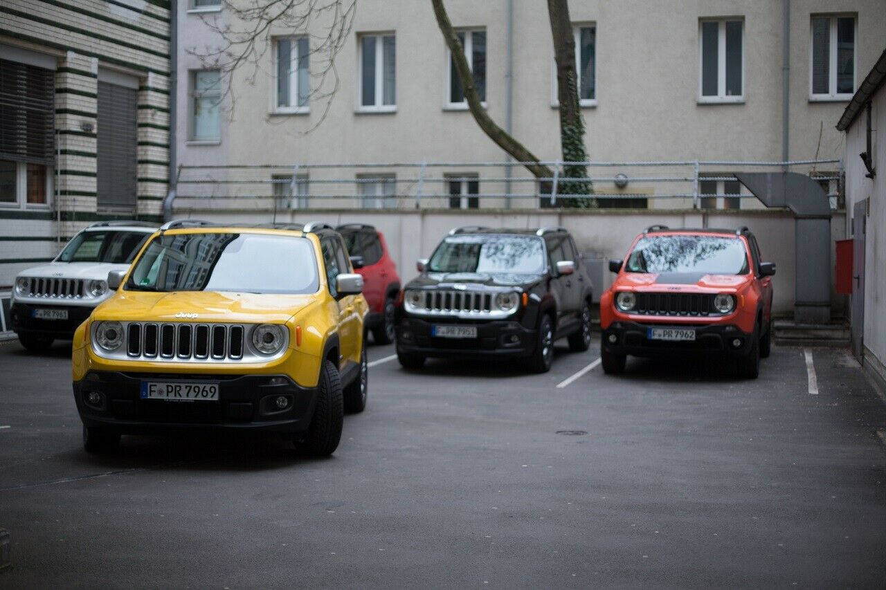 Der Hof ist voll Jeep Renegade - und bunt