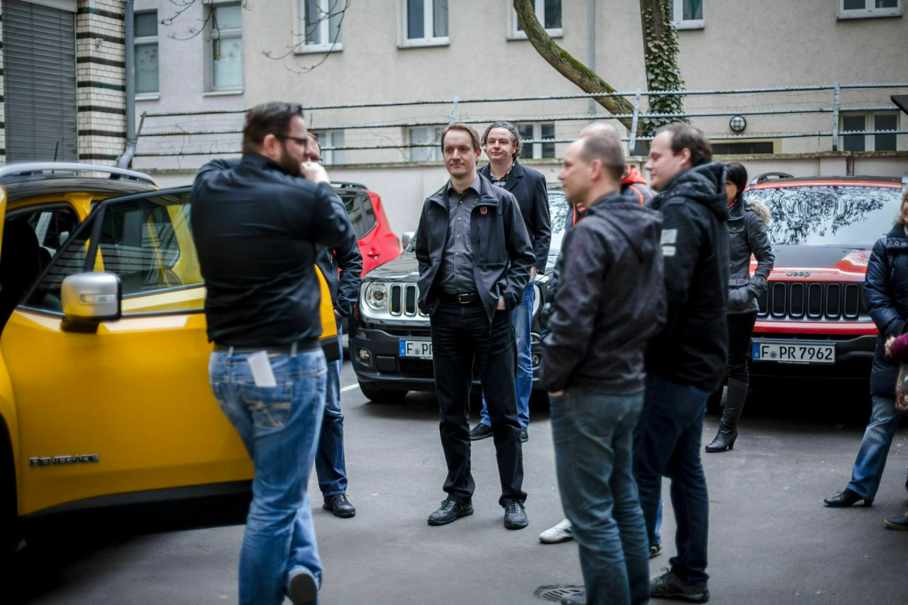 Die Testfahrer konnten Jeep-Experte Jens Fragen zum Auto stellen