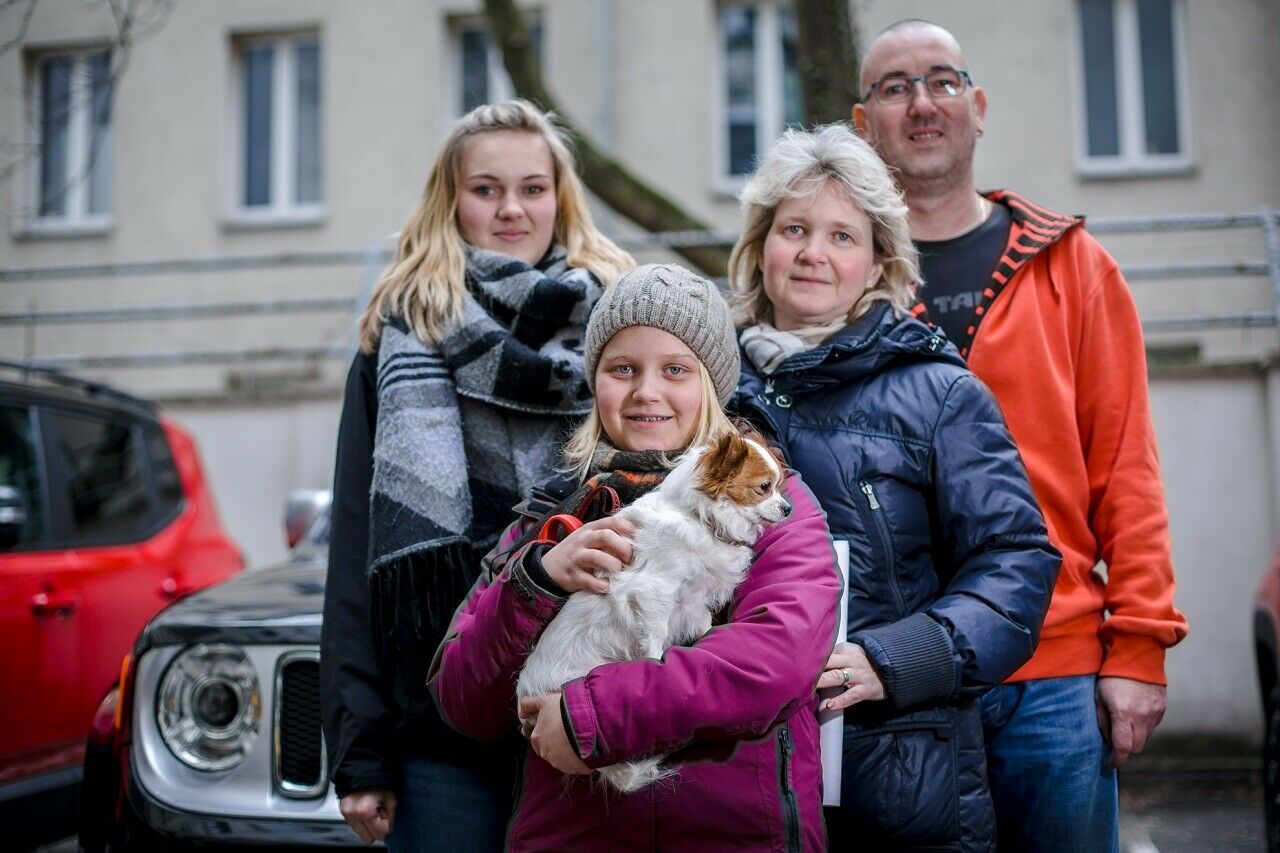 MOTOR-TALKer keksedoik mit seinen M&auml;dels und dem Familienhund