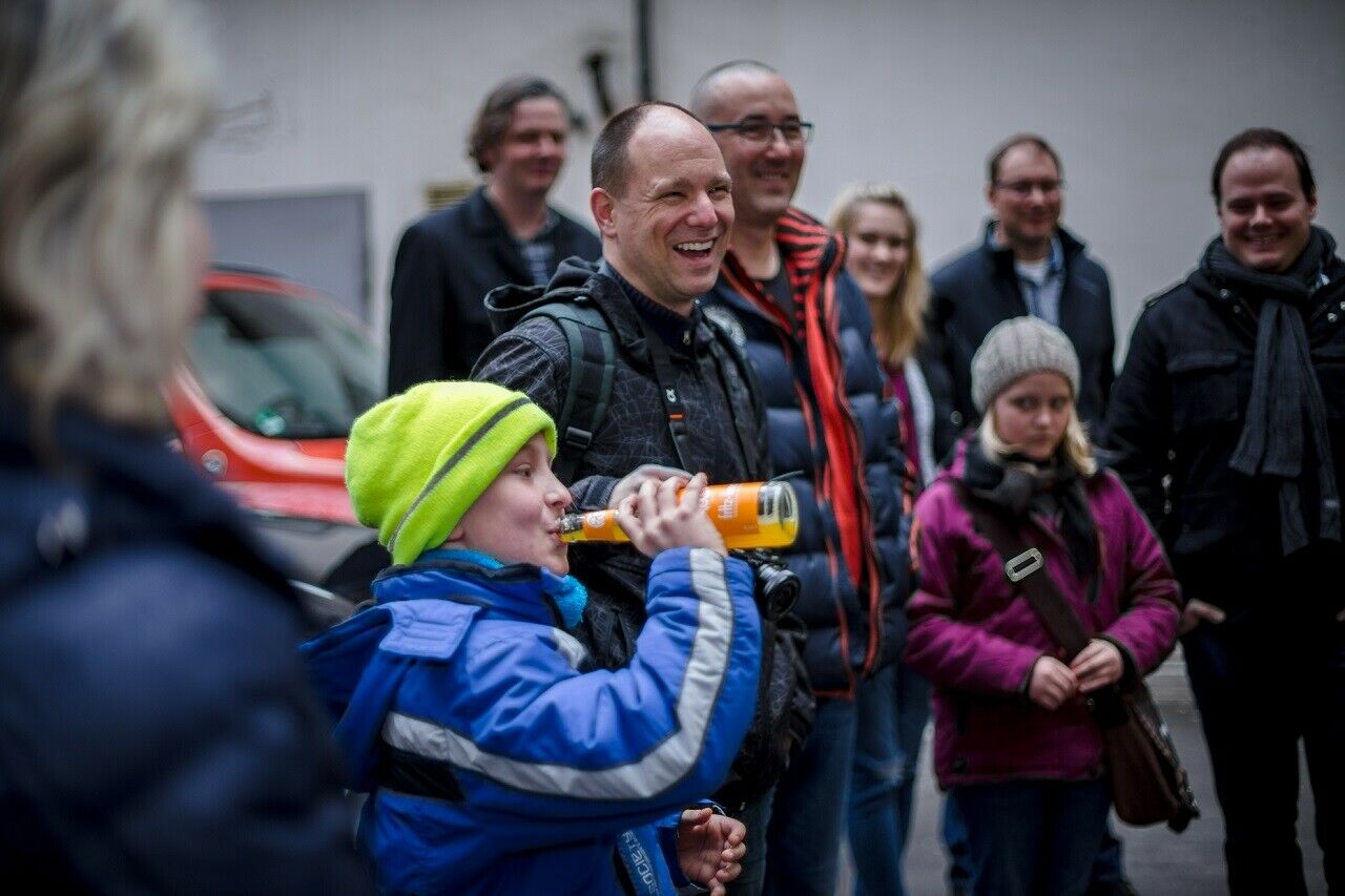 MOTOR-TALKer bei der &Uuml;bergabeder Jeep in Berlin