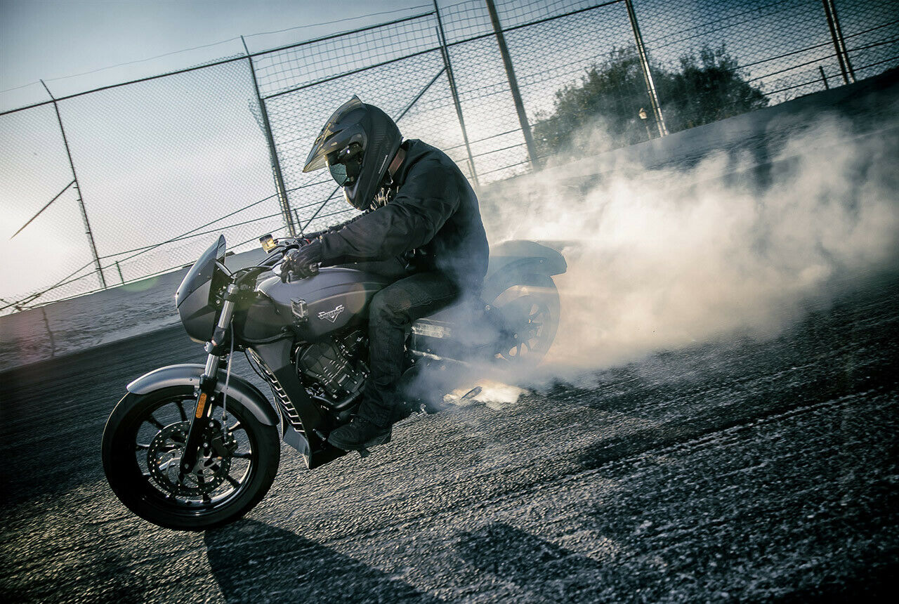 Sieben Runden legte Joe Dryden auf dem Orlando Speed World in Florida zur&uuml;ck bis der Hinterreifen der Belastung nachgab und platze