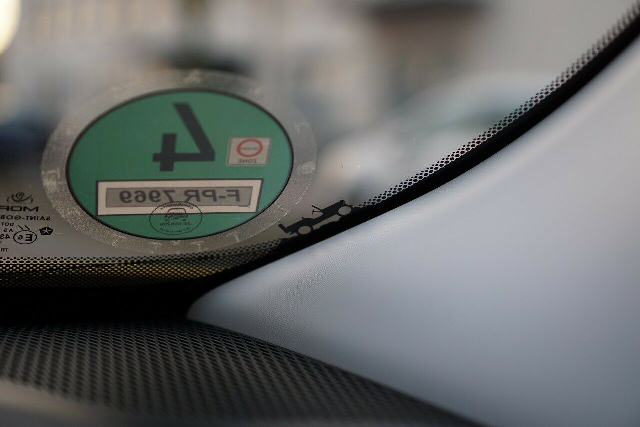 Ein kleiner Jeep f&auml;hrt die Windschutzscheibe entlang