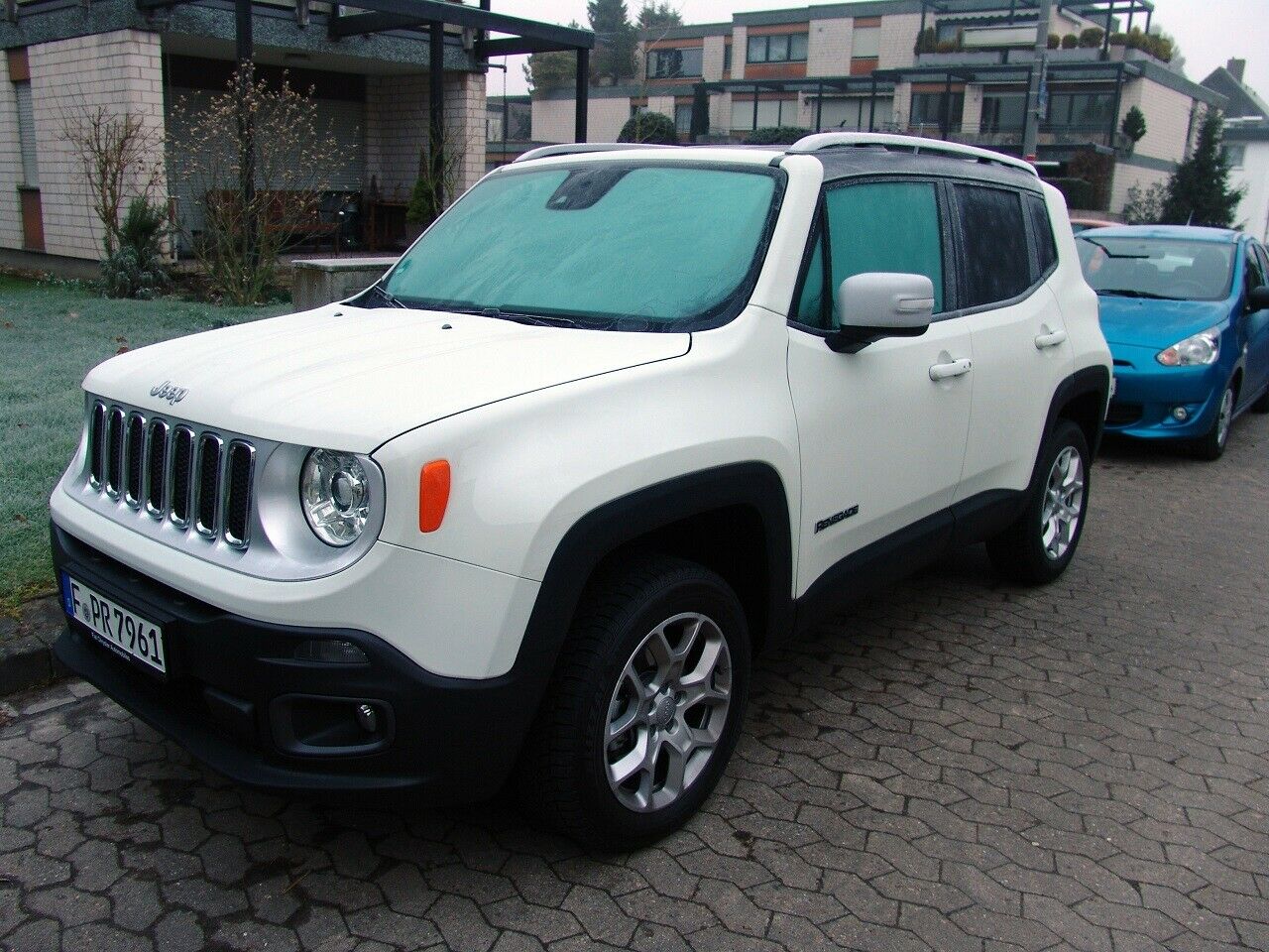 Der Parkplatz ist schnell gefunden. Derk findet den Renegade erstaunlich kompakt