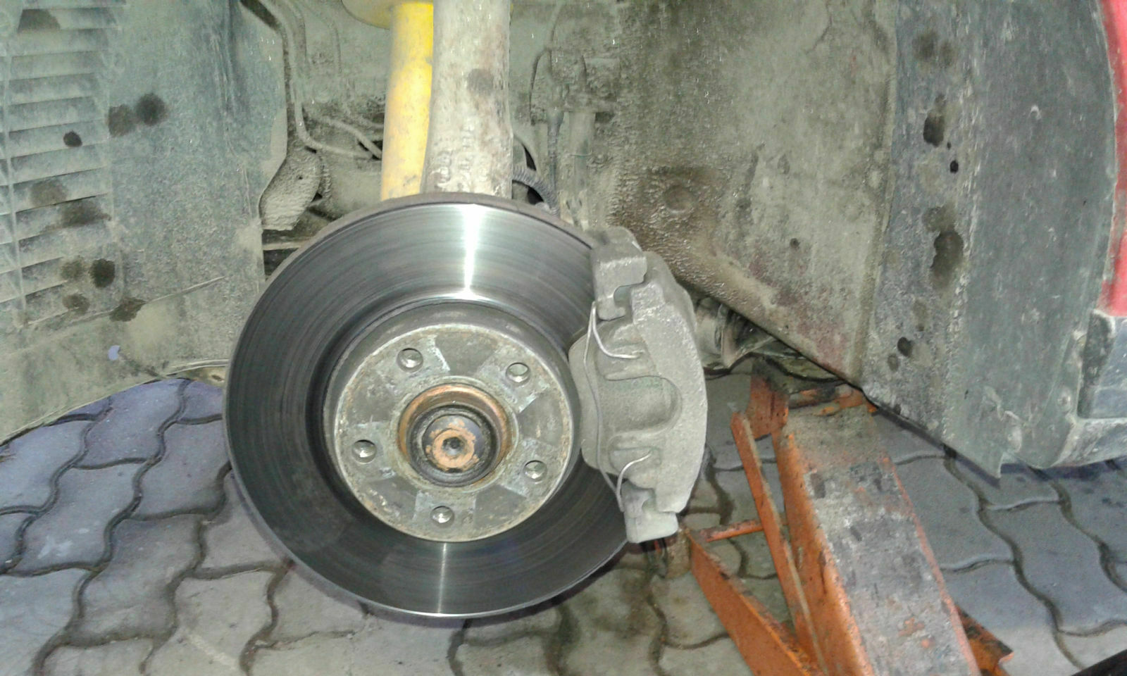 312mm x 25mm Bremse gelocht in Audi A4 B5 eingebaut