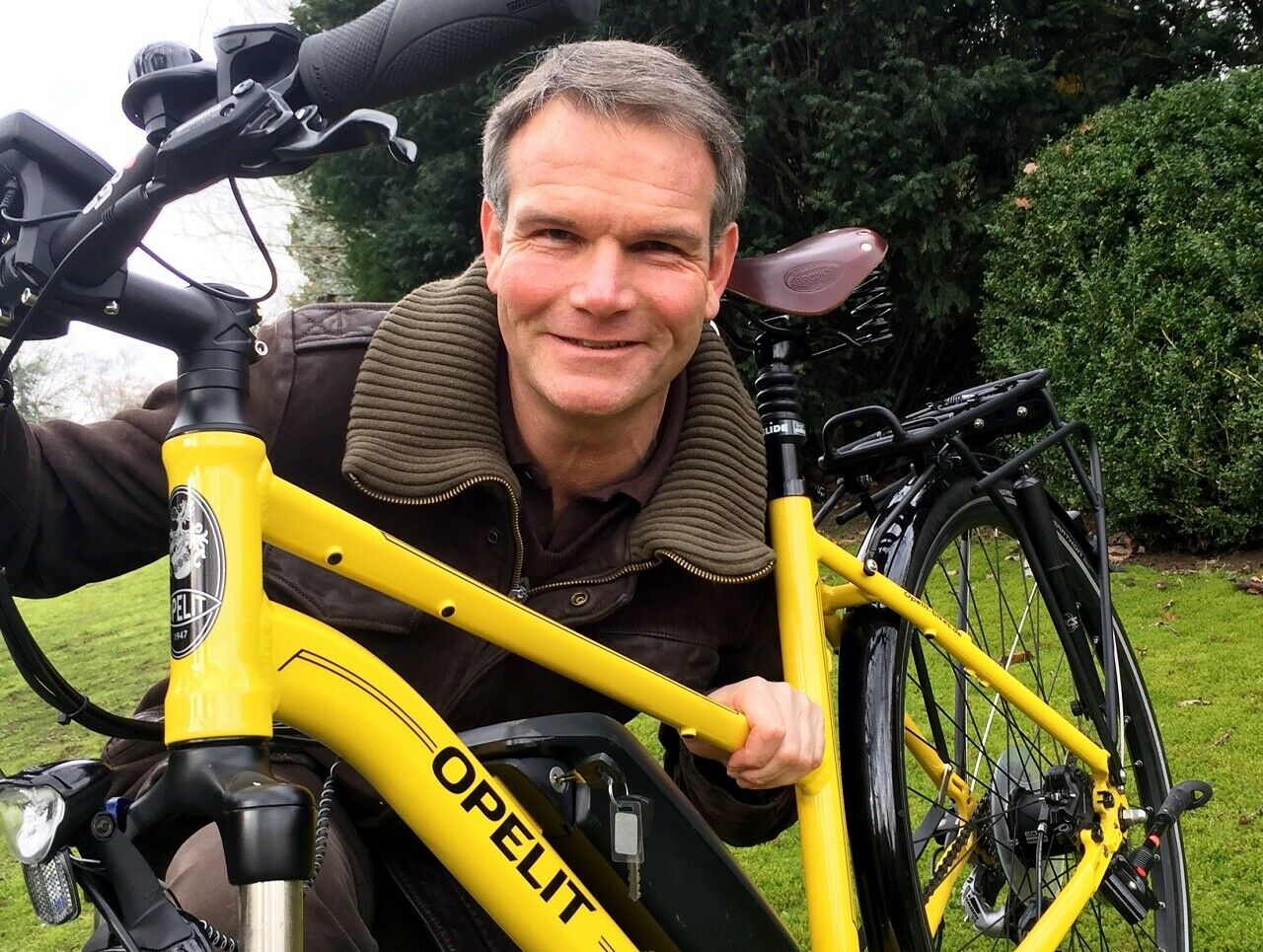 Gregor von Opel, Urenkel des Firmengr&uuml;nders Adam Opel, mit dem "Opelit"