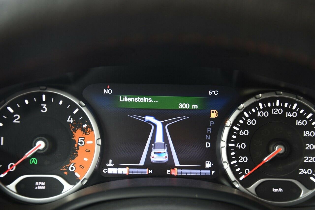 Auch in der Mittelkonsole wird das Navi angezeigt