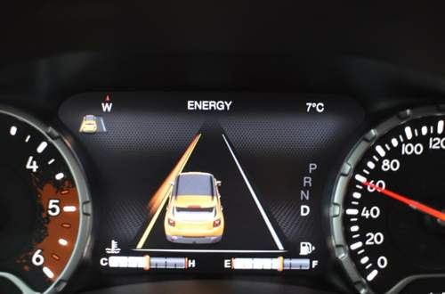 Der Spurwarner leuchtet beim Verlassen der Spur orange