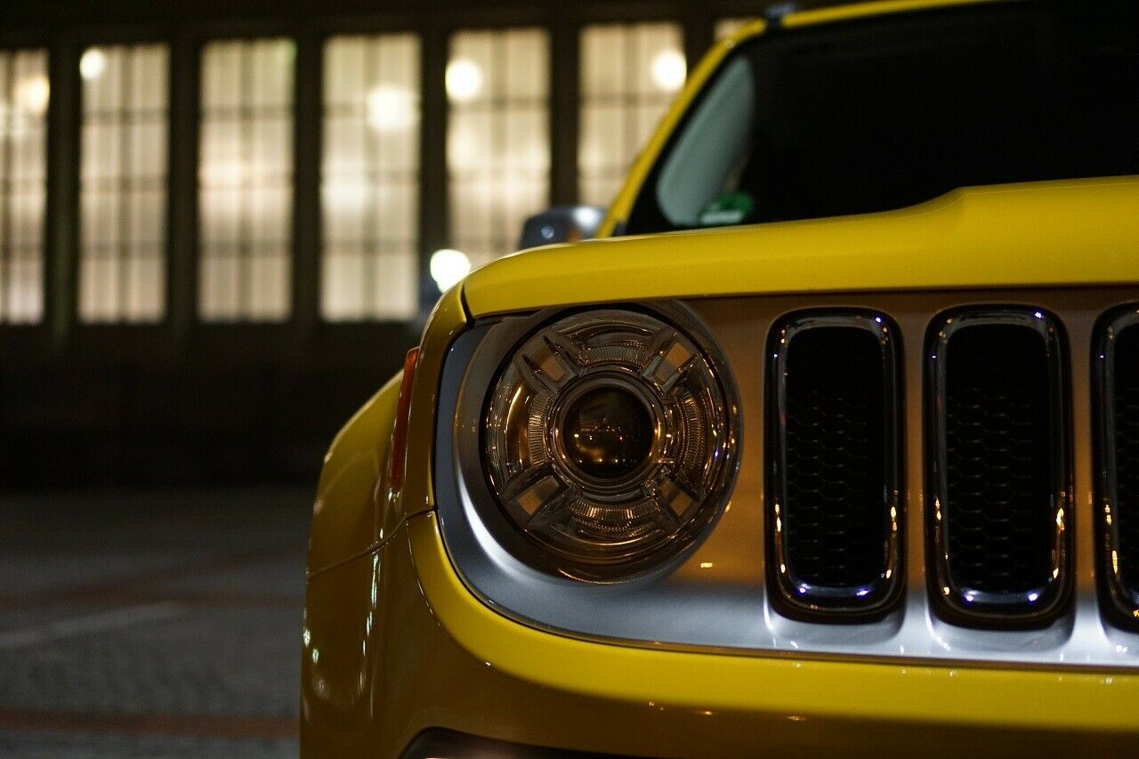 Der Frontscheinwerfer des Jeep Renegade