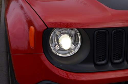 Da das Xenonlicht mit 25 W funktioniert, braucht es keine automatische Leuchtweitenregulierung