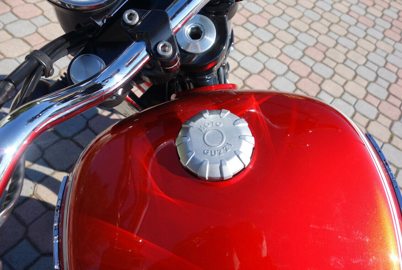 Der Tank der Moto Guzzi V9 Roamer fasst 15 Liter