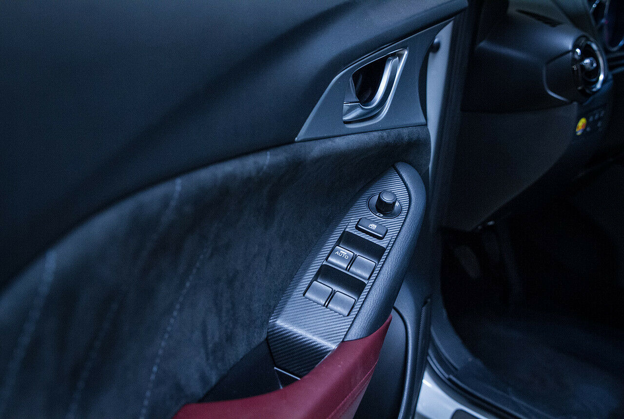 Das billig wirkende Carbonimitat hat Mazda im CX-3 leider auf die Innentürgriffe ausgedehnt, der weiche Stoff der Innenverkleidung fühlt sich angenehm weich an