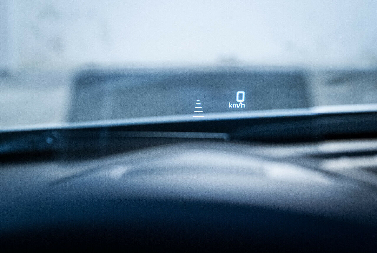 Die Anzeige im Head-up-Display hat Mazda nicht mit Informationen überfrachtet, doch wirklich elegant wirkt die kleine Scheibenlösung nie