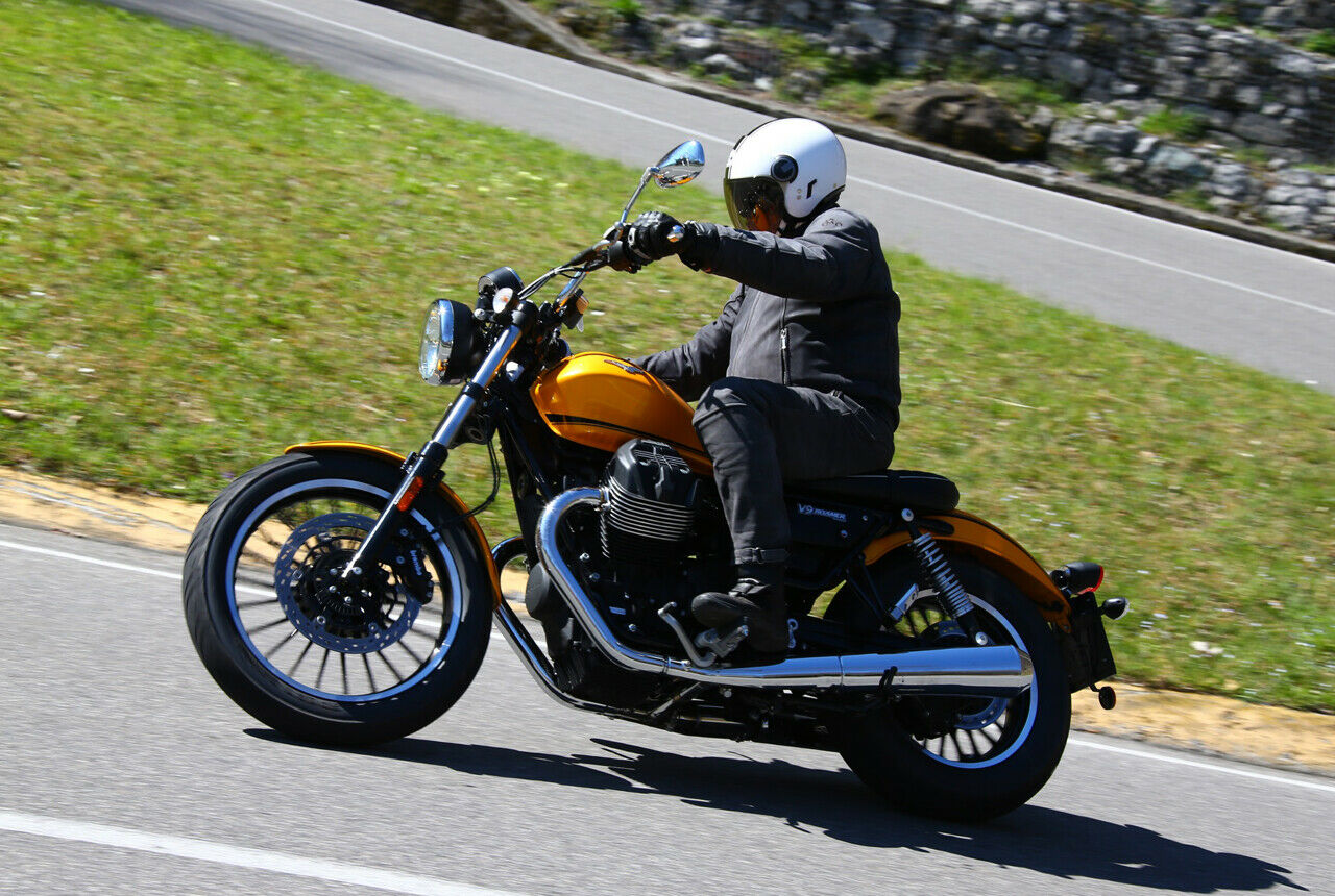 Die V9 Roamer ist ein Allround-Motorrad klassischen Zuschnitts - die beiden Zylinder recken sich Guzzi-typisch in den Wind