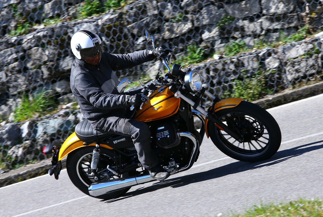 Bei &uuml;blichen Landstra&szlig;entempi funktioniert das Fahrwerk gut, schlechten Asphalt sp&uuml;rt man aber