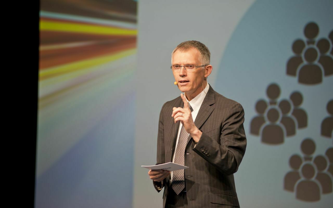 PSA-Chef Carlos Tavares bei der Präsentation seiner neuen Strategie für die Jahre  bis 2021. Nachdem PSA die Finanzen im Griff hat, wird wieder investiert