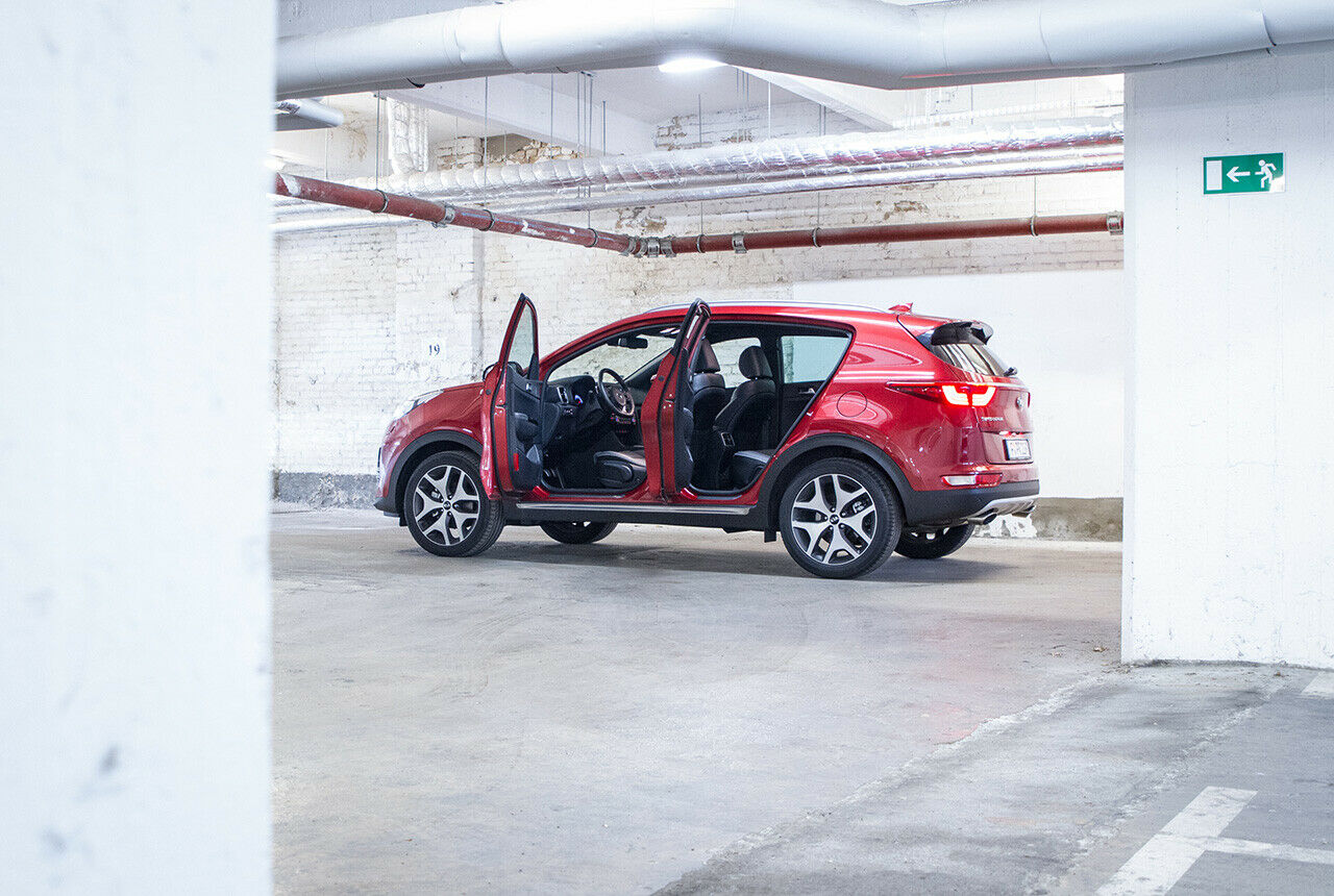 Das große Plus beim Sportage: Wegen der längeren Plattform sitzt man hinten mit viel Platz für die Beine