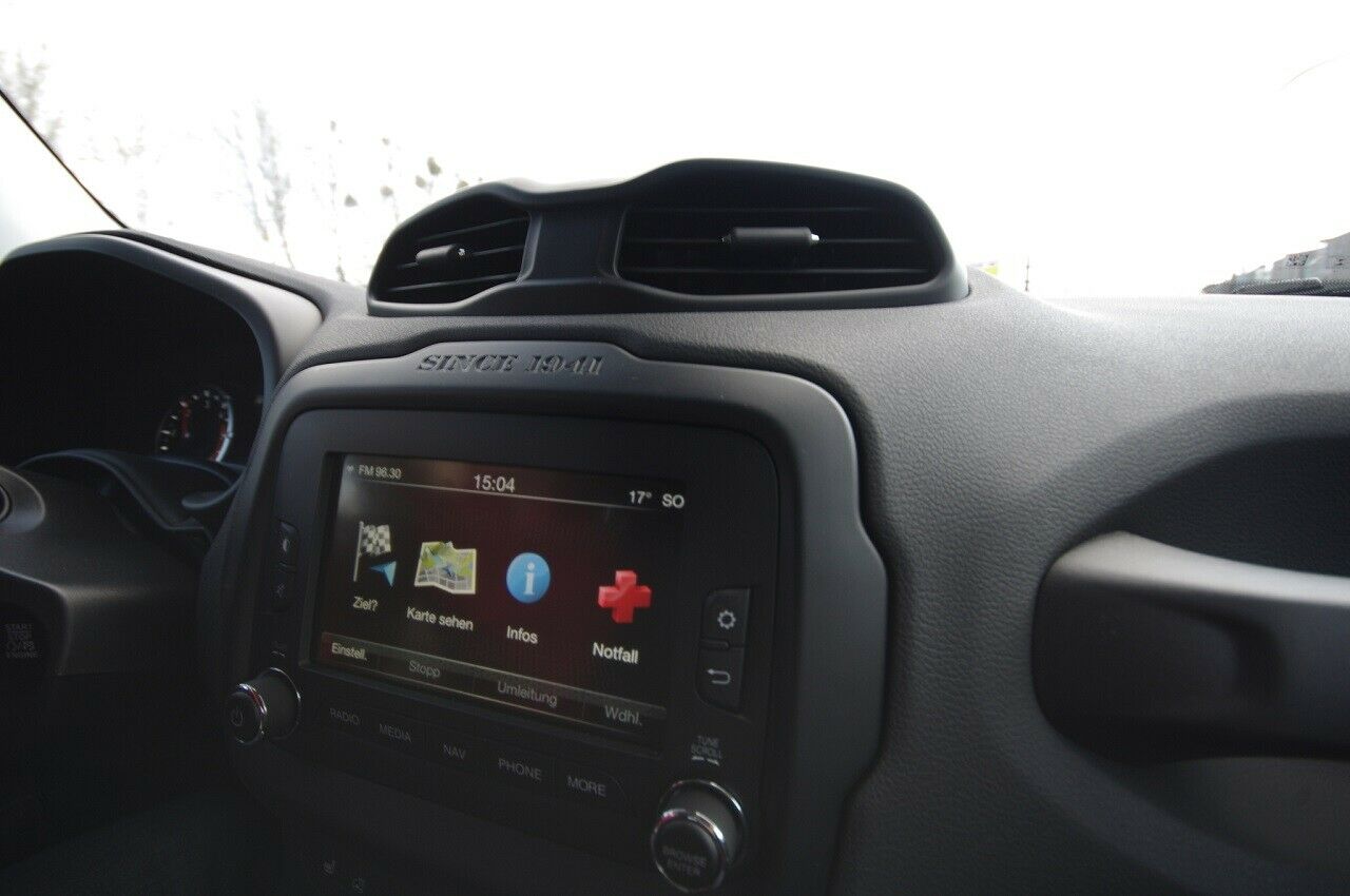 Der Schriftzug "since 1941" ist in das Armaturenbrett eingepr&auml;gt