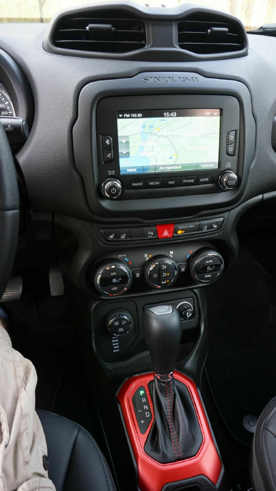 Schaltkulisse und Blick auf den Monitor