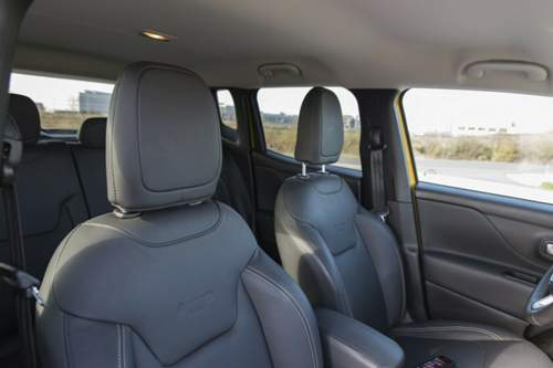 In die Lehnen ist der Grill eingepr&auml;gt