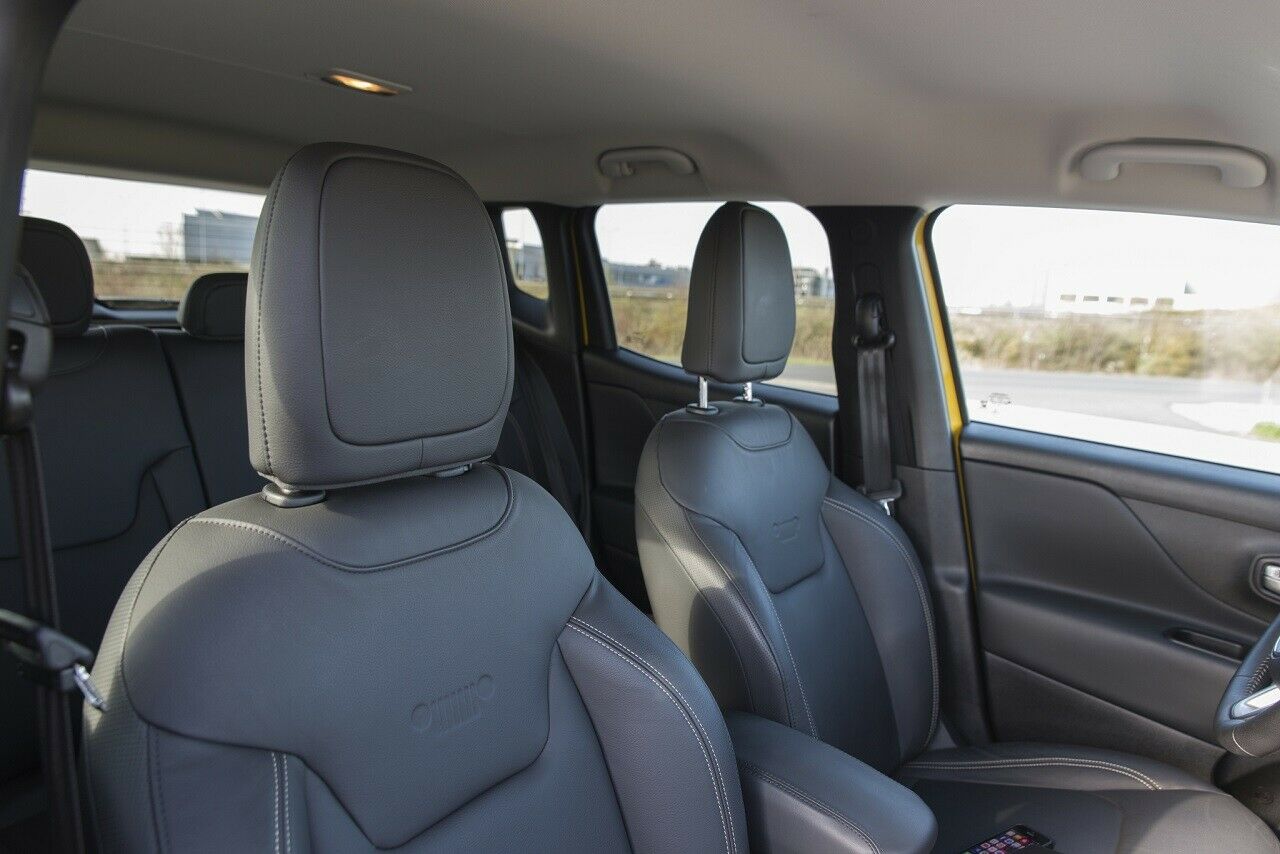 In die Lehnen ist der Grill eingepr&auml;gt