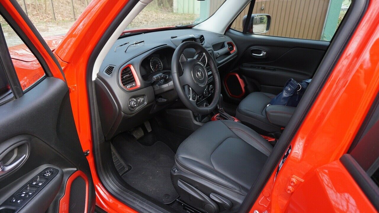 Der Inneraum vorn des Jeep Renegade