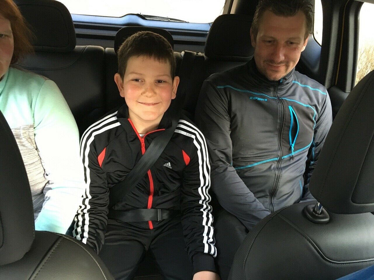 Drei Passagiere auf der R&uuml;ckbank