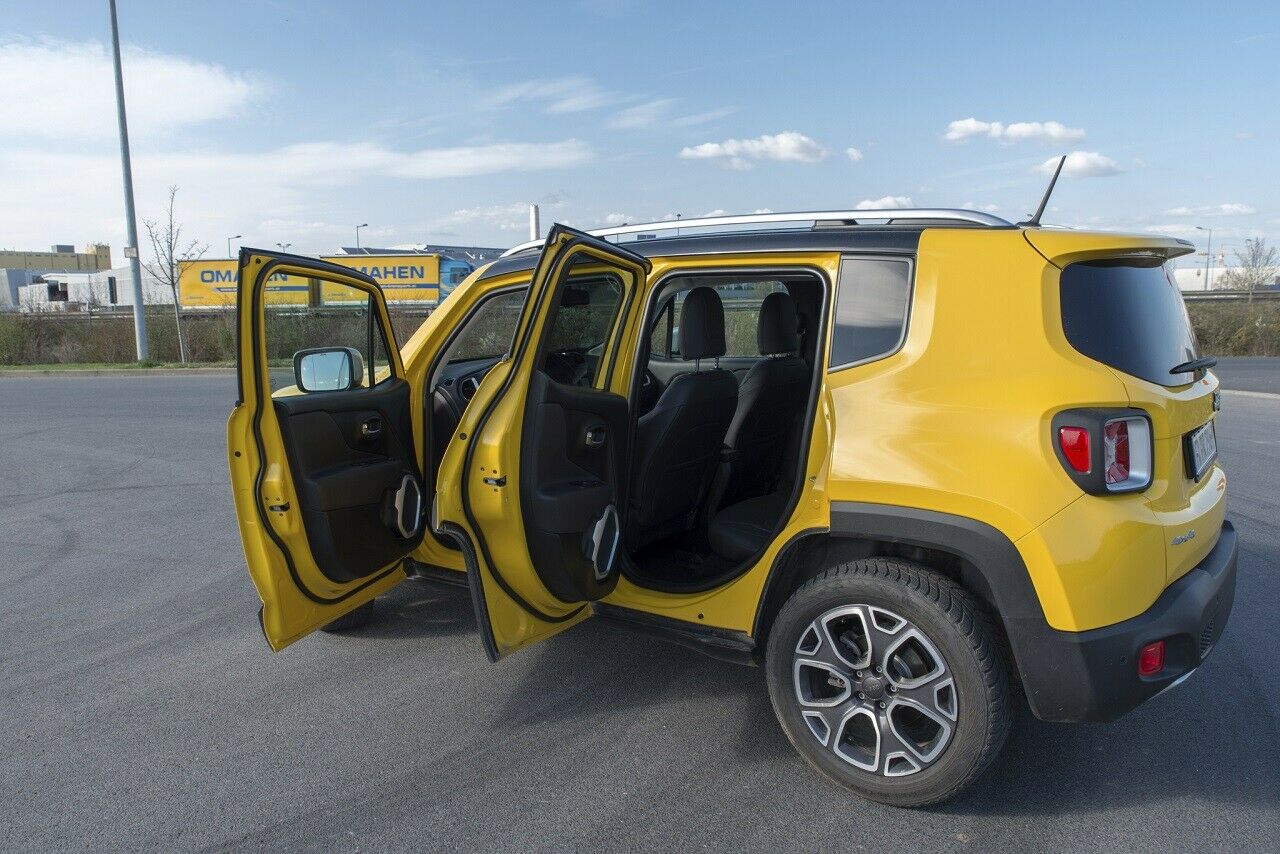 Der Jeep Renegade mit ge&ouml;ffneten T&uuml;ren