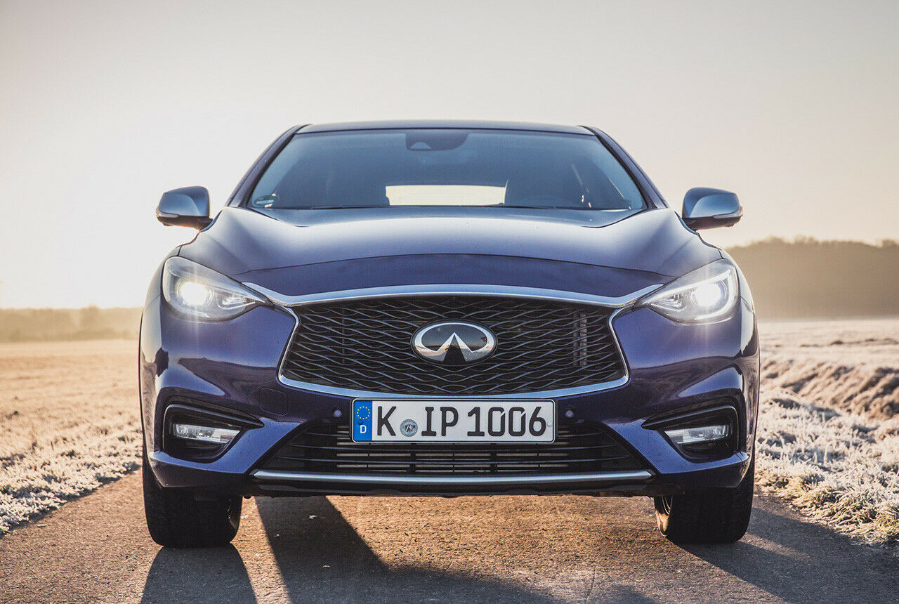 Gespräch an der Tankstelle - Wir: "Guten Tag, die Sechs bitte." Tankwart: "Ach der blaue Jaguar da? Macht 56,31. Noch einen Kaffee zum Mitnehmen?"