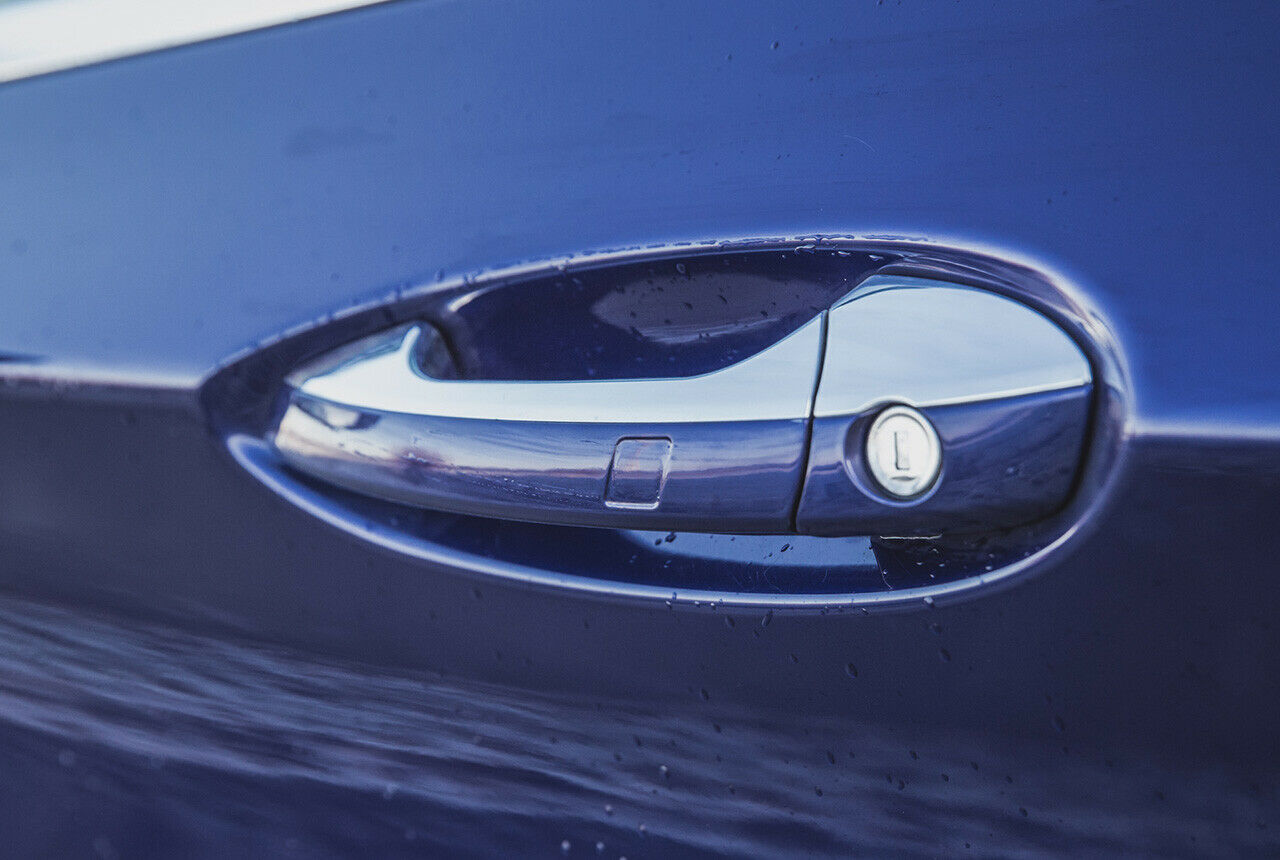 Türgriffe von...? Auch hier greift der Fahrer zu Teilen von Mercedes