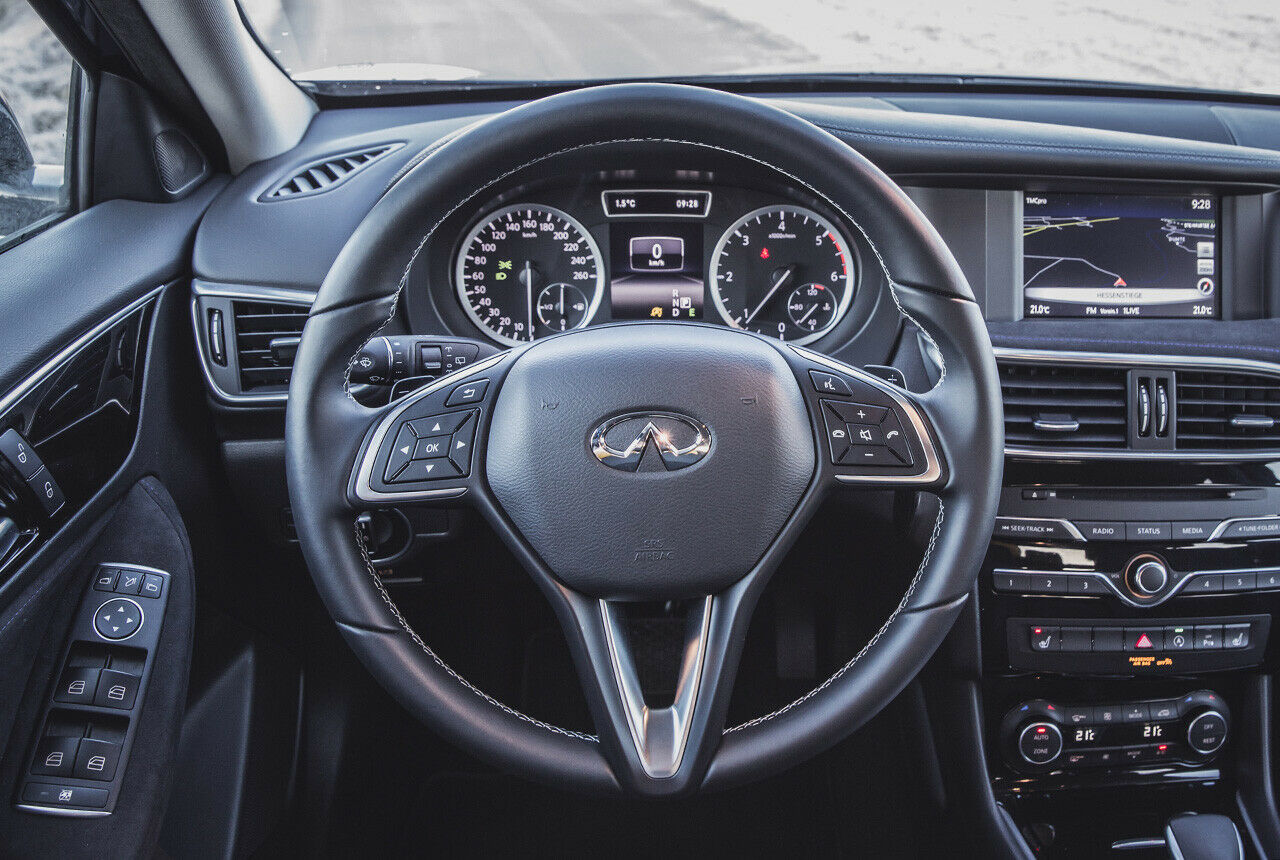 Tasten, Lenkradkranz und Instrumente übernimmt Infiniti von Mercedes - und es funktioniert