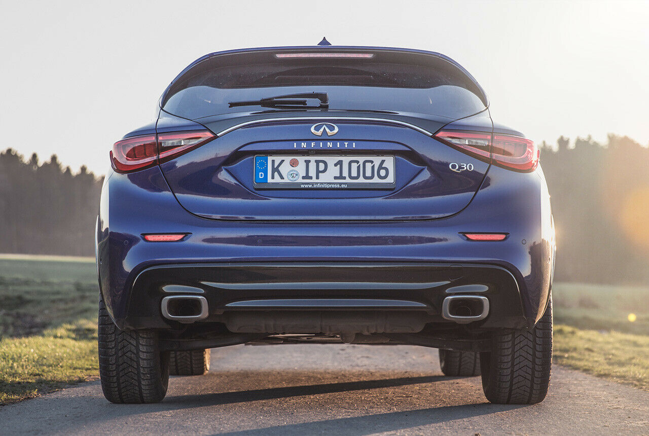 Auch in der Heckansicht wird die nahe Verwandtschaft zum GLA deutlich: Auspuffblenden und Endtopf montiert Mercedes so auch in der "Urban"-Ausstattungsline