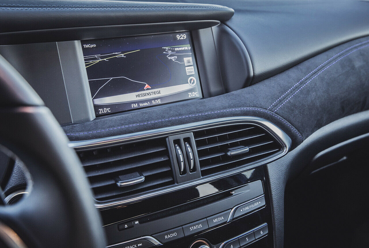 Schön: Alcantara-Zierleisten mit Kontrastnaht. Auch beim Infotainment hätte Infiniti besser "beim Daimler" einkaufen sollen. Die Position und Größe des Displays passt aber