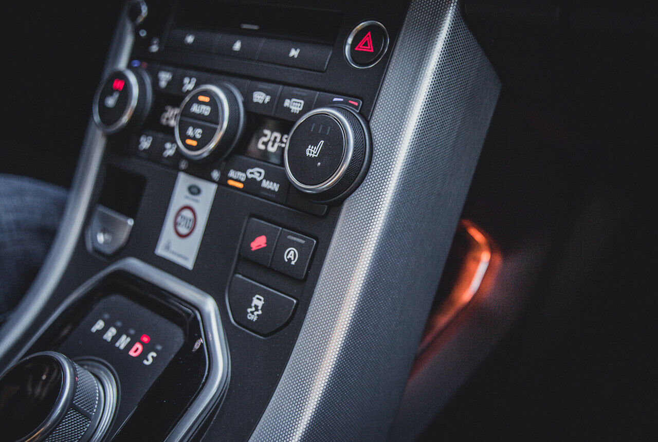 Indirekte Beleuchtung und versteckte Ablagen: Das Cockpit könnte für den Alltag insgesamt etwas praktischer sein