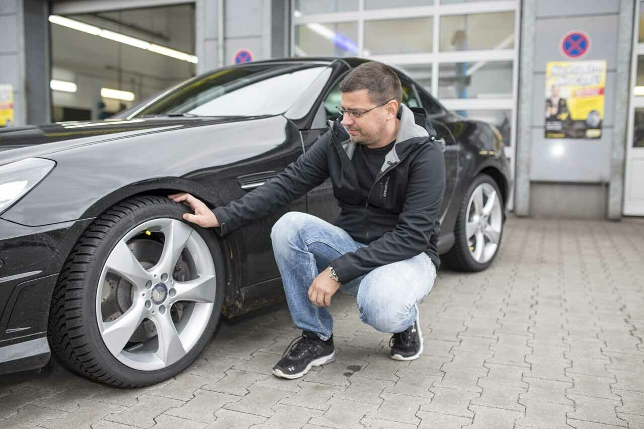 Mathias' Winterauto ist ein Mercedes-Benz SLK. Da m&uuml;ssen die Reifen einiges aushalten k&ouml;nnen
