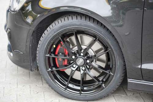 Ob wassergef&uuml;llte Spurrillen oder trockene Stra&szlig;en - f&uuml;r Jasmins Audi passen die Dunlop Winter Sport 5. Der Verbrauch ist f&uuml;r sie da Nebensache