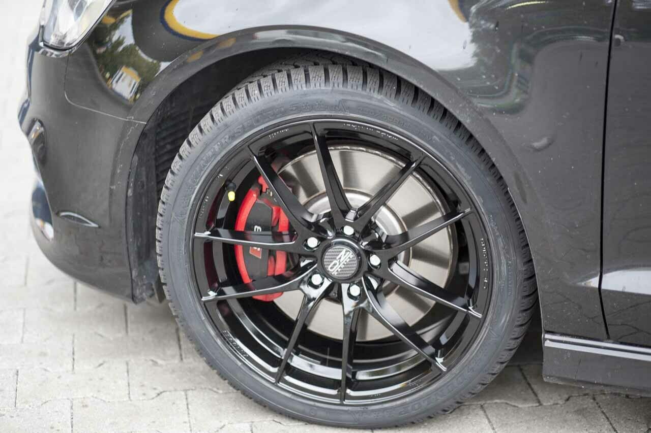 Ob wassergef&uuml;llte Spurrillen oder trockene Stra&szlig;en - f&uuml;r Jasmins Audi passen die Dunlop Winter Sport 5. Der Verbrauch ist f&uuml;r sie da Nebensache