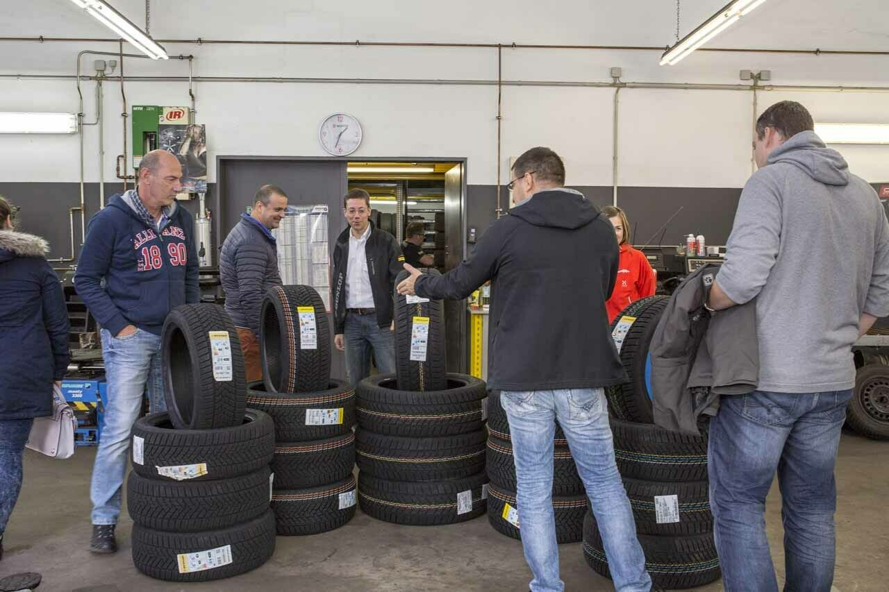 Hier nehmen die Tester ihre Reifens&auml;tze in Augenschein