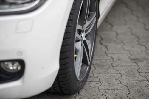 Auch bei nasser Stra&szlig;e hat Oliver im BMW ein gutes Gef&uuml;hl beim scharfen Bremsen rechtzeitig zum Stehen zu kommen