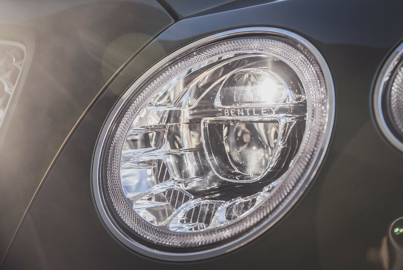 Tolles Detail: Bentley-Schriftzug im Scheinwerfer. Matrix-LED- oder Laserlicht gibt es nicht