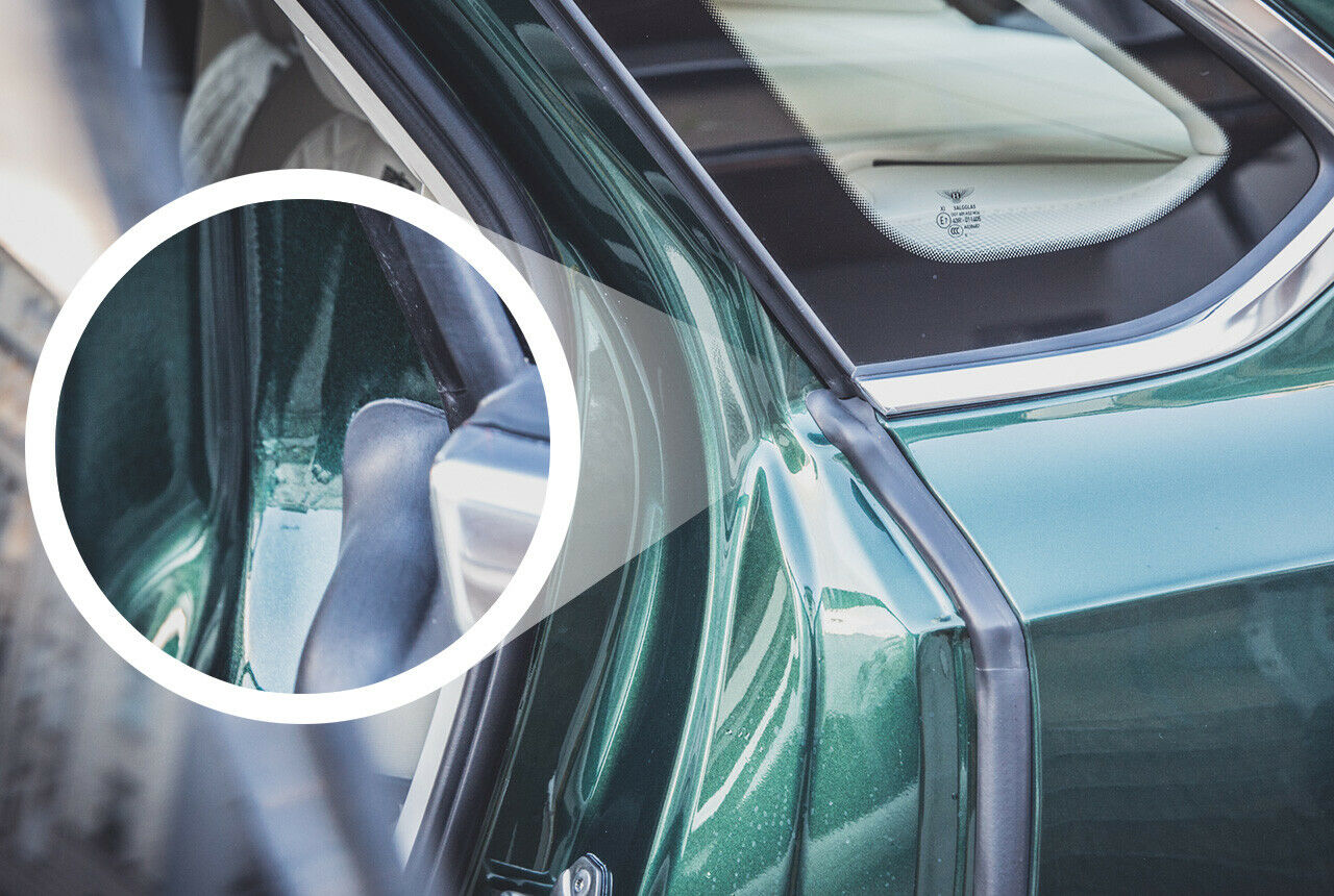 Lackmacke im Türrahmen