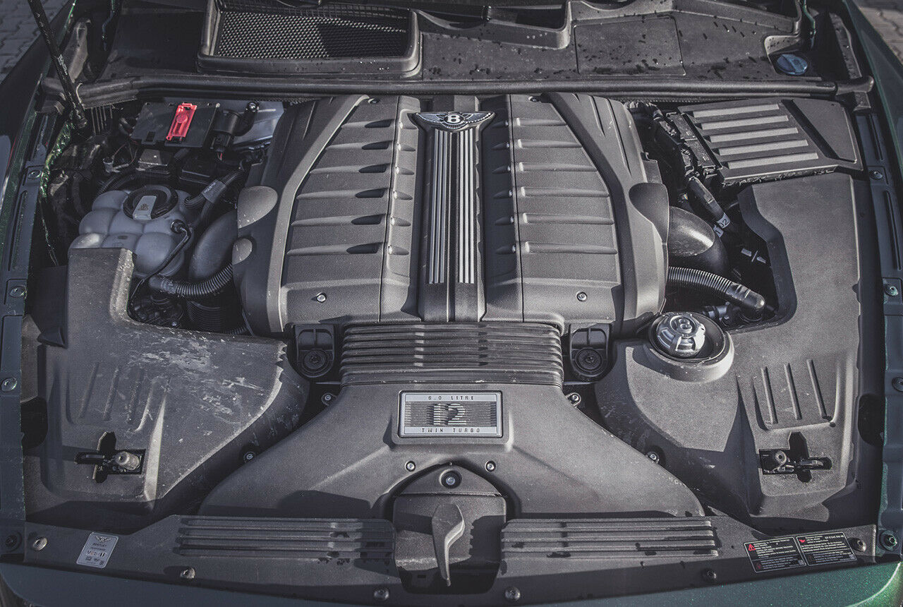 Kraftwerk: W12-Zylinder, zwei Twinscroll-Turbolader, Direkteinspritzung. Zum Spritsparen: Saugrohreinspritzung, Zylinderabschaltung, Start-Stopp-Automatik