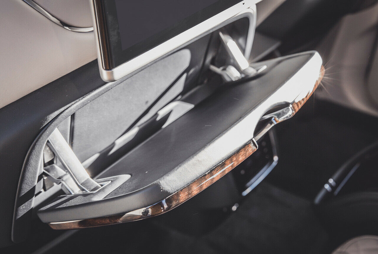 Klapptischchen, hübscher als in der Business Class