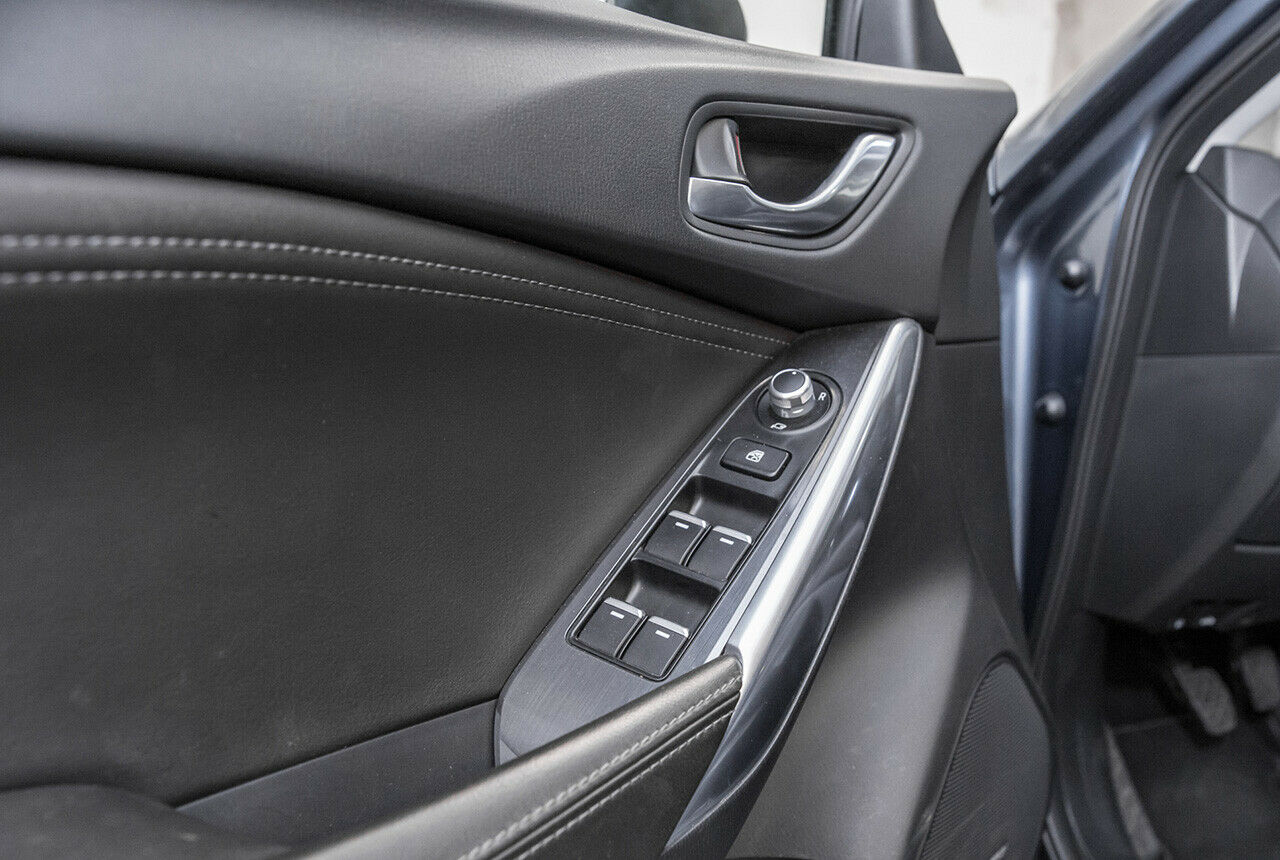 Das Leder in der Türverkleidung ist genau da, wo es hingehört und den Ellenbogen umschmeichelt