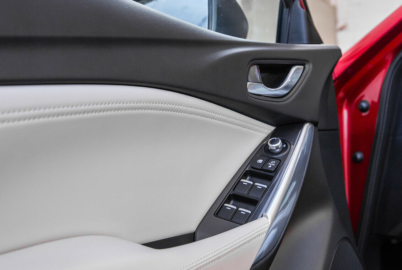 Im neuen Mazda6 legen sich die Außenspiegel auf Wunsch automatisch an