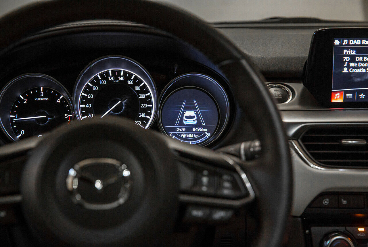 Die wesentliche Neuerung im Innenraum des Mazda6: Das runde LCD-Display im Instrumententräger