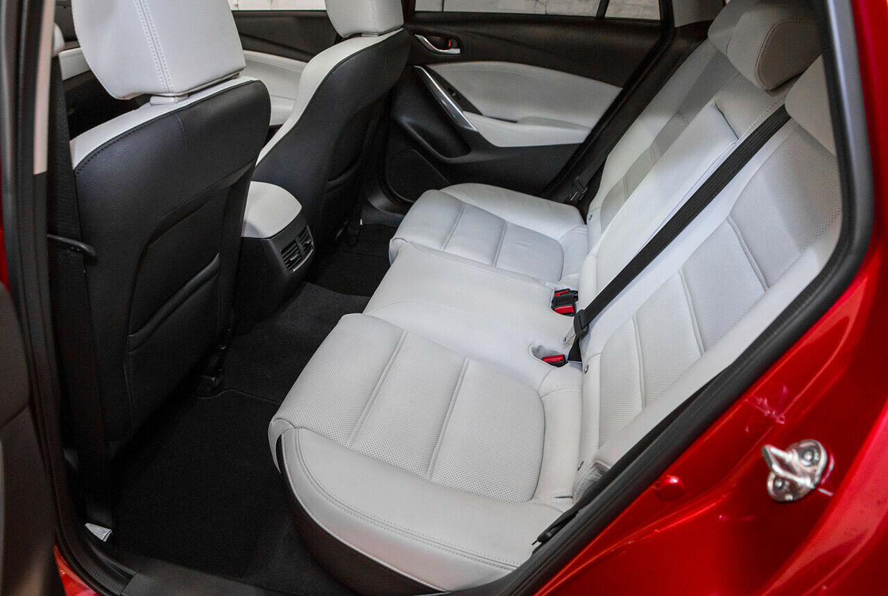 Für die Außenplätze hinten gibt es Sitzheizung zusammen mit dem Lederpaket